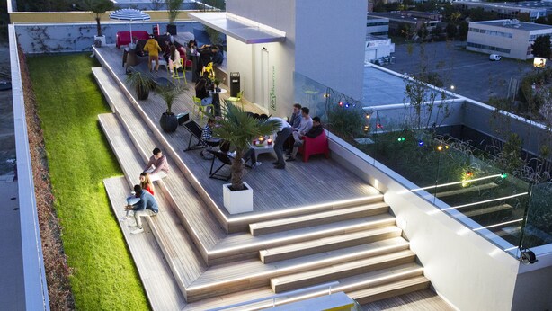An outdoor terrace with seating, a small table, and potted plants. - Résidence Kley Toulouse (Toulouse)