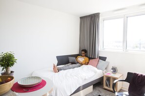 Estudio estándar | Escritorio, espacio para trabajar con laptop y insonorización 