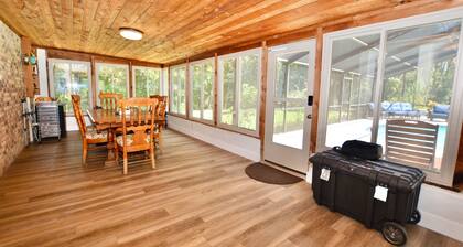 Homosassa River Retreat with Pool, Dock, Fire Pit & Water Sports