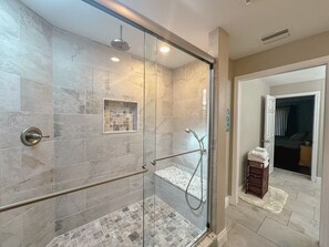 Shower, hair dryer, towels, soap - Homosassa River Retreat with Pool, Dock, Fire Pit & Water Sports (Homosassa)
