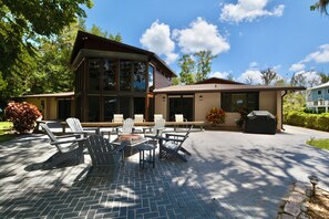 Outdoor dining - Homosassa River Retreat with Pool, Dock, Fire Pit & Water Sports (Homosassa)