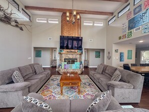 智能电视、书、立体声音响