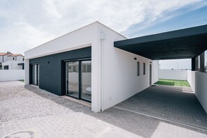 Exterior - Paradise Villa with private swimming pool and near the beach (Lourinhã)