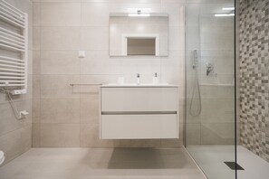 Douche, séchoir à cheveux, serviettes fournies, papier de toilette