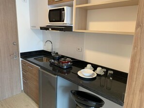 Refrigerador, microondas, utensilios de cocina