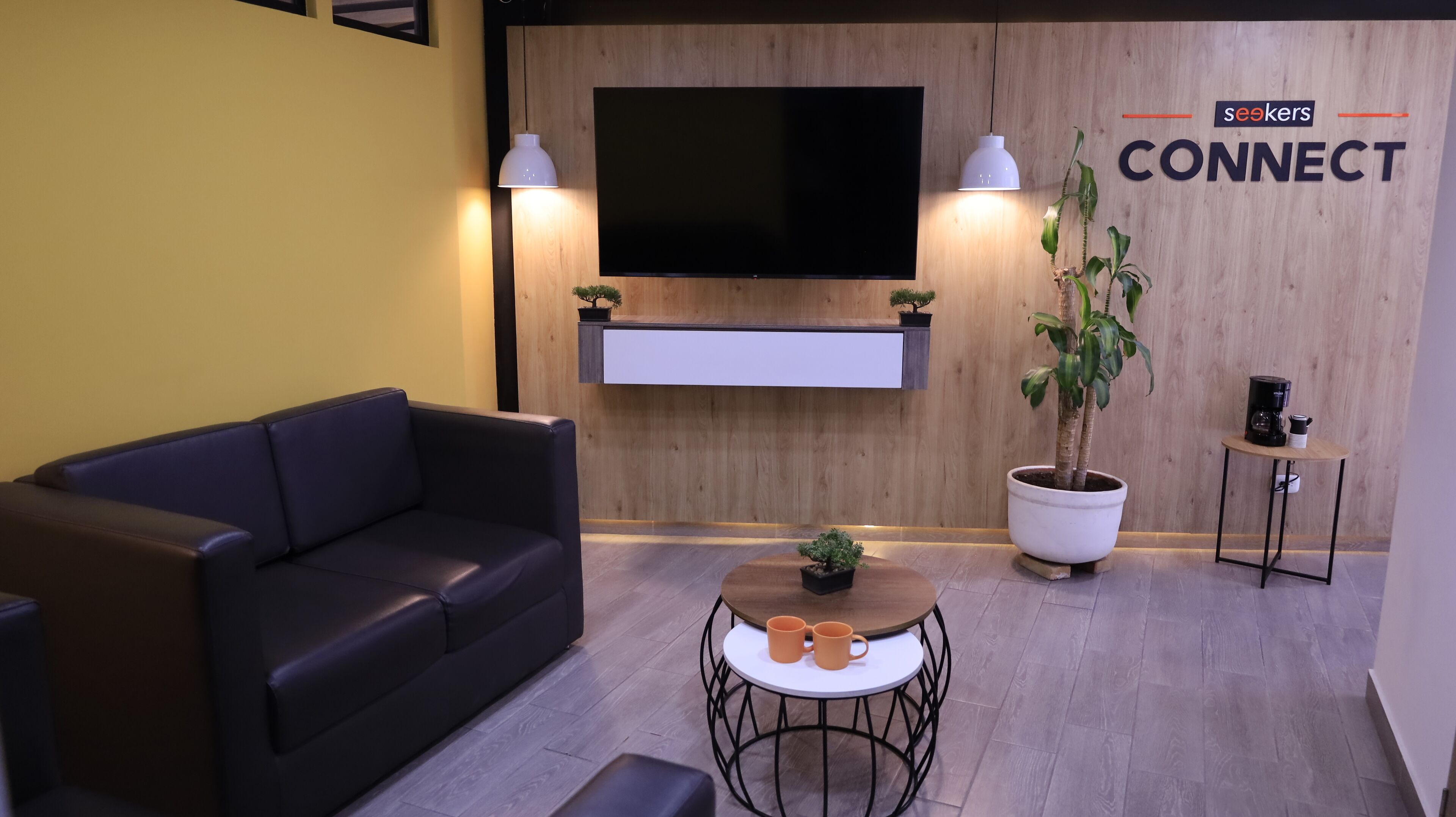 Een 30-inch flatscreentelevisie met kabelzenders