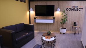 En 30-tommers Flatskjerm-TV med kabel-kanaler