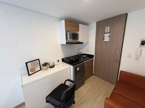 Basic-lejlighed | Privat køkken | Køleskab, mikrobølgeovn, køkkentøj/tallerkener/redskaber