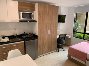 Refrigerador, microondas, utensilios de cocina