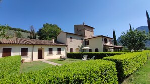 A traditional villa with a courtyard, a bell tower, and a well-maintained garden. - GABBIO: Two-room apartment in farmhouse with swimming pool, Marmore Falls (Ferentillo)