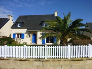Exterior - House 6 people. with garage, the beach on foot (DAMGAN)