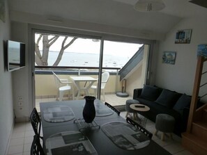 Dining - Duplex apartment, feet in the water (DAMGAN)