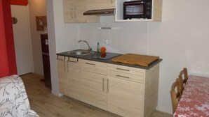 Fridge, dishwasher, cookware/dishes/utensils - Sea and shops on foot, T2 ground floor for 4 people. (DAMGAN)