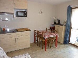 Dining - Sea and shops on foot, T2 ground floor for 4 people. (DAMGAN)