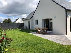 Outdoor dining - Single storey house 6 people. in KERVOYAL (DAMGAN)