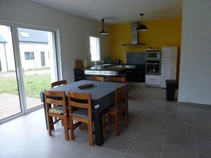 Geladeira, lava-louças, talheres/pratos/utensílios de cozinha