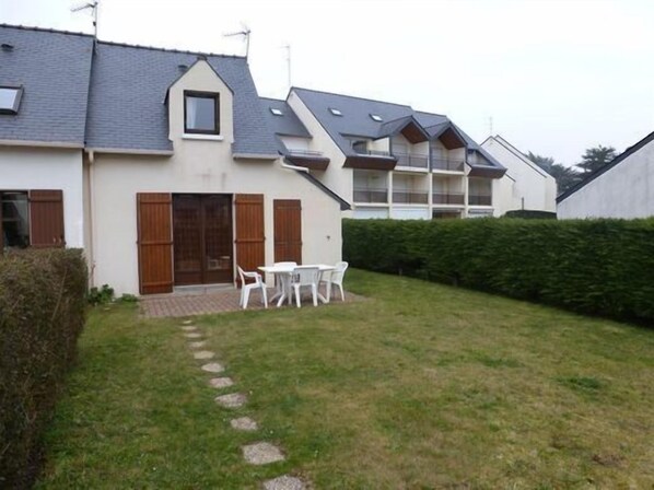 Exterior - Small house for 4 people in residence with swimming pool (DAMGAN)