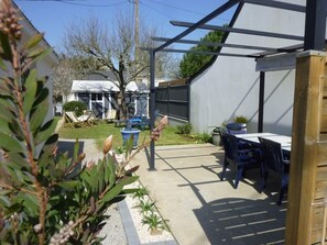 Outdoor dining - Quiet house sleeps 5/6 (DAMGAN)