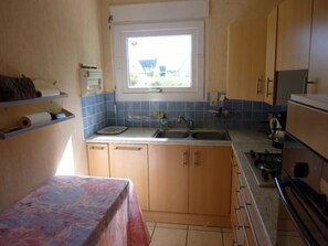 Fridge, microwave, oven, dishwasher - In DAMGAN, quiet house for 6 people, the beach on foot. (DAMGAN)