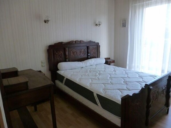 3 bedrooms - House sleeps 6, shops and beach on foot (DAMGAN)