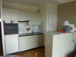 Refrigerador, microondas, horno y utensilios de cocina 