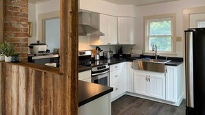 Private kitchen - 2-Bdr Apt In Town, By the Water (Williamstown)