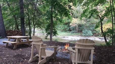 Outdoor dining. 2-Bdr Apt In Town, By the Water