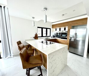 Fridge, microwave, oven, stovetop - Welcome to Nautical Homes Paradise 2 (Reading)