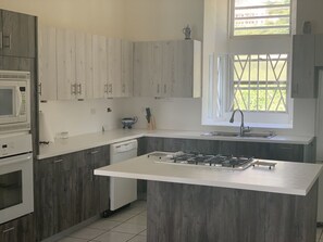 Jääkaappi, mikroaaltouuni, uuni, liesi