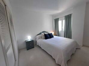 3 quartos, ferros/tábuas de passar roupa, berço de viagem