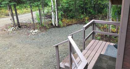 Cozy and Quiet One Bedroom Cabin 1/2 mile off Parks Highway mile 57 in Houston.