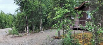 Cozy quiet One Bedroom Cabin with short walk to Little Susitna River in Houston.