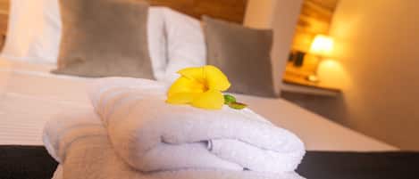 Deluxe Room | 1 bedroom, in-room safe, desk, blackout drapes