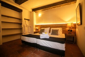 Camera Luxury | Una cassaforte in camera, una scrivania, tende oscuranti
