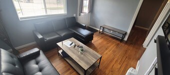 House To Yourself! Parking, WIFI, Pets allowed!