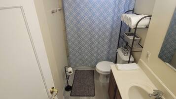 Een haardroger, handdoeken, zeep, shampoo