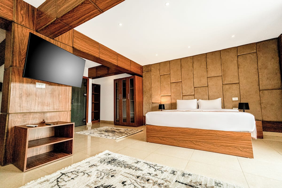 Minibar, soundproofing, bed sheets