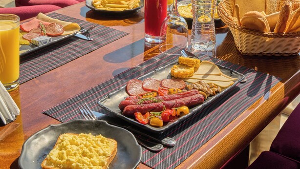 A dining table with breakfast items and a view of the pyramids. - King Pyramids View Hotel (Giza)