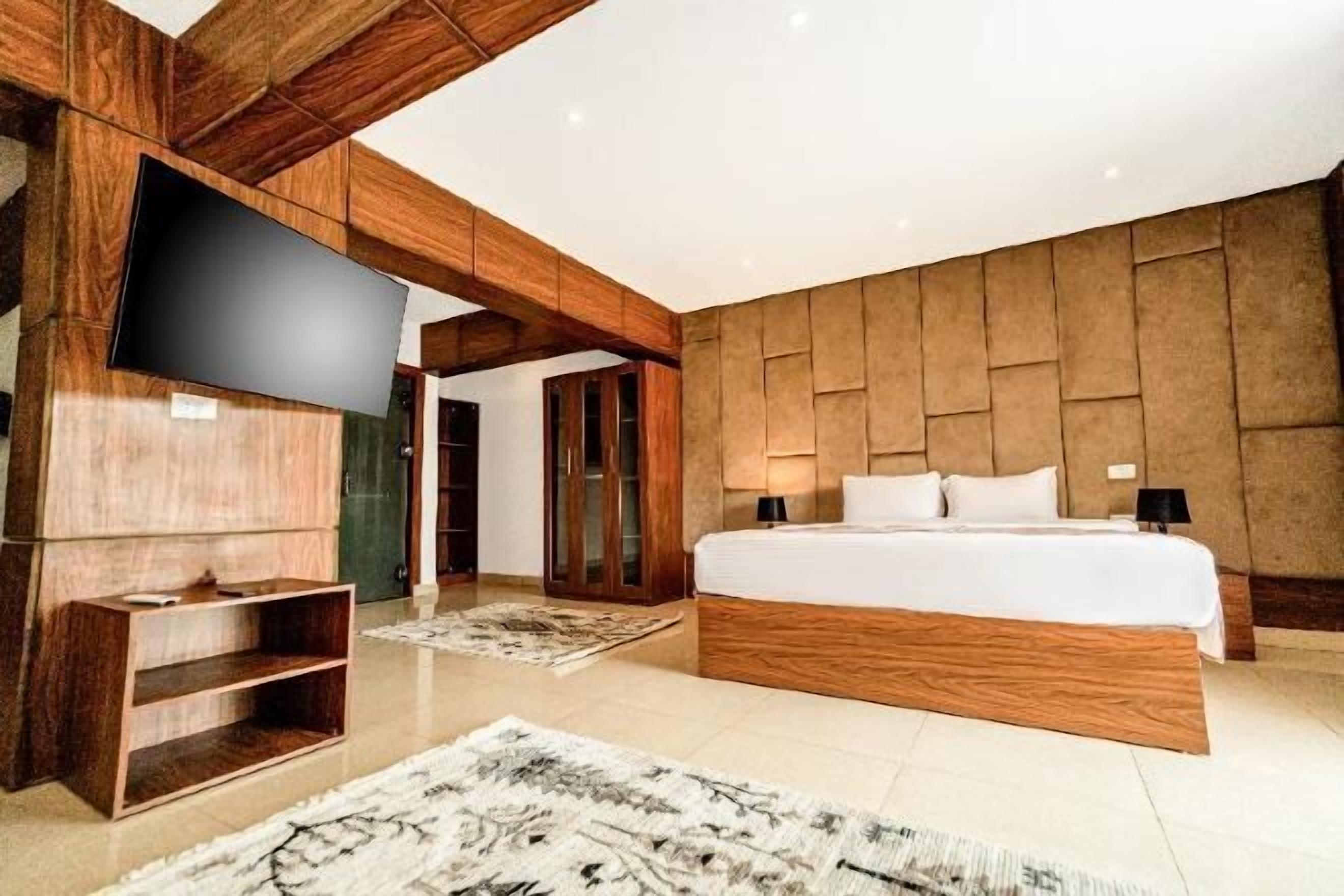 Minibar, soundproofing, bed sheets