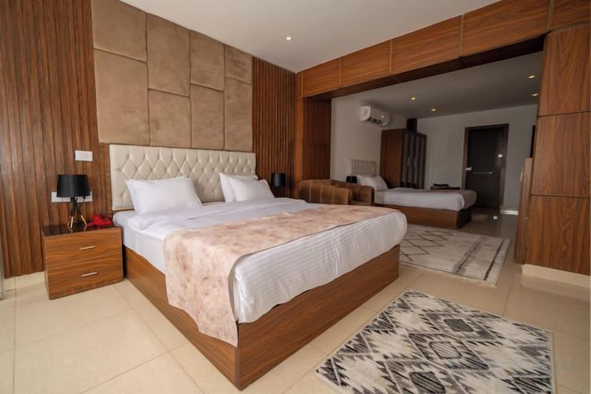 Minibar, sistema de insonorización y ropa de cama