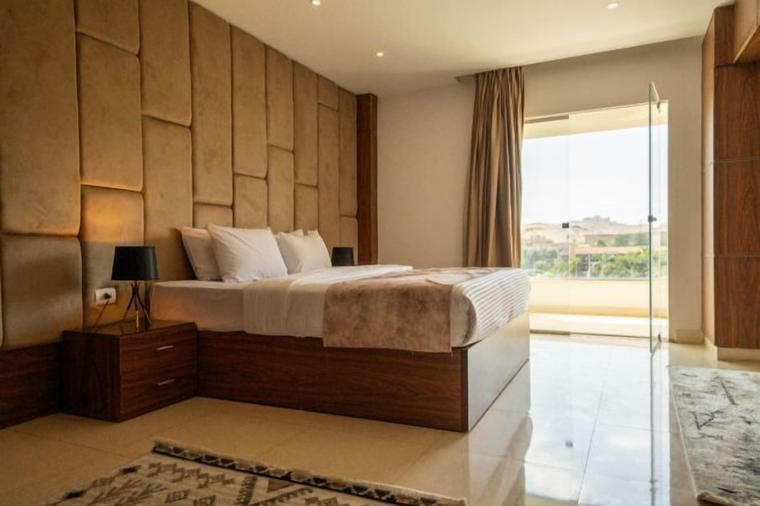 Een minibar, geluiddichte muren, beddengoed