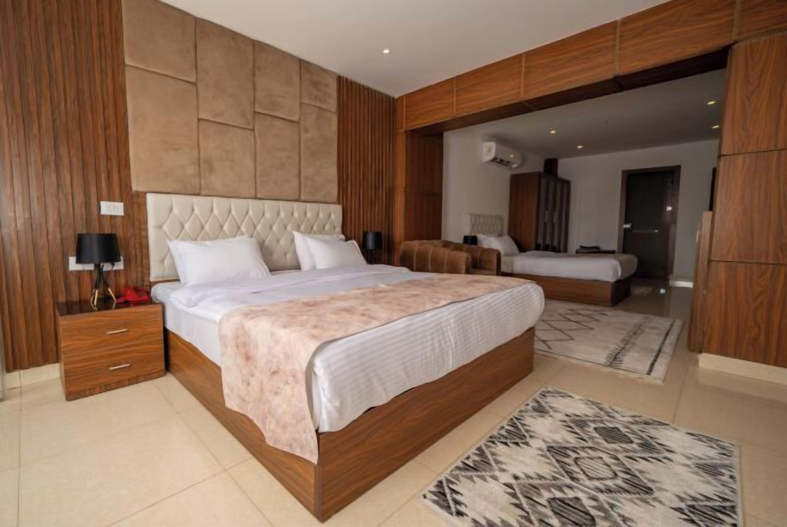 Een minibar, geluiddichte muren, beddengoed