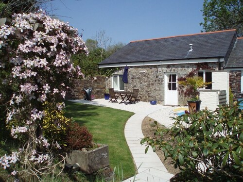 Beautiful 4* Cottage in a peaceful, rural setting with Country Club membership.