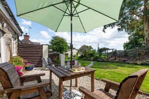 Outdoor dining - Beautiful 4* Cottage in a peaceful, rural setting with Country Club membership.  (Saltash)