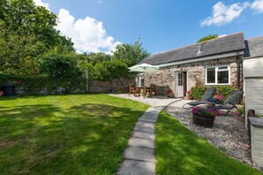 Outdoor dining - Beautiful 4* Cottage in a peaceful, rural setting with Country Club membership.  (Saltash)