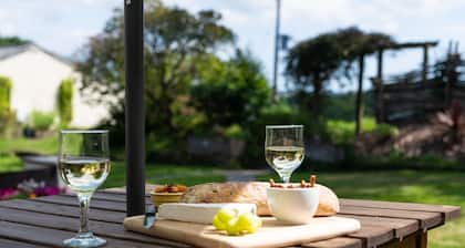 Beautiful 4* Cottage in a peaceful, rural setting with Country Club membership.