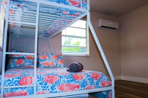 2 habitaciones, escritorio y tabla de planchar con plancha
