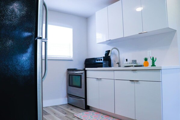 Refrigerador, microondas, horno y parrilla de estufa