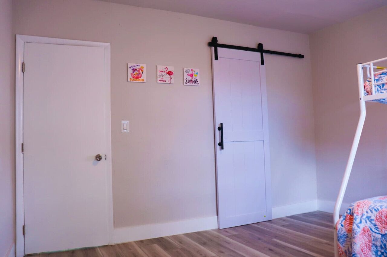 2 habitaciones, escritorio y tabla de planchar con plancha 