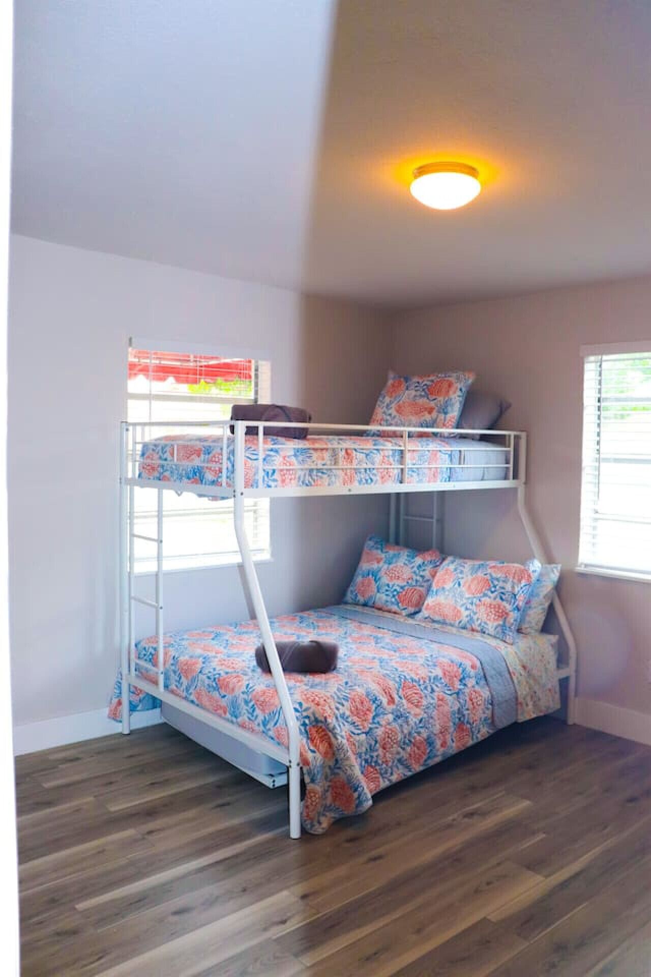 2 Schlafzimmer, Schreibtisch, Bügeleisen/Bügelbrett, Reisekinderbett